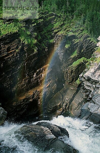 Regenbogen am Wasserfall  Hallingsafallet  Schweden  Europa