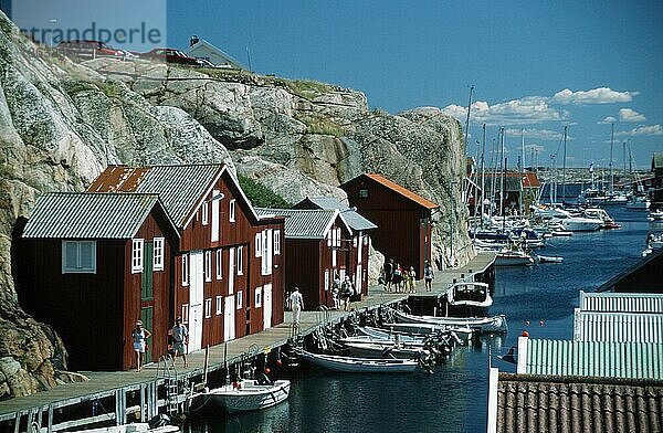 Boote und Holzhäuser am Hafen  Smogen  Schweden  Smögen  Europa