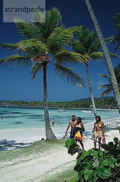 Menschen am Strand  Cayo Levantado  Samana  Dominikanische Republik  Karibik  Mittelamerika