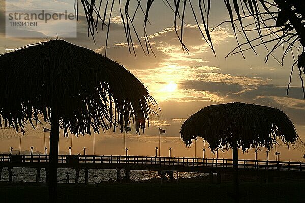 Sonnenuntergang an der Pazifikküste  in der Nähe von Puntarenas  Costa Rica  Mittelamerika