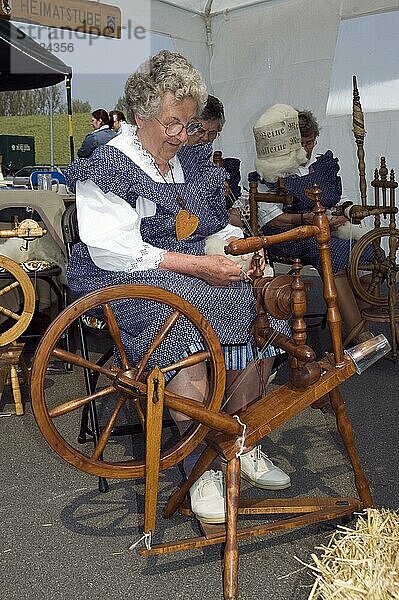 Frau an Spinnrad  8. Tag der Braunschweigischen Landschaft  Gewerbepark Ilseder Hütte  Ilsede  Niedersachsen  Deutschland  spinnen  spinnt  Europa