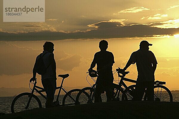 Radfahrer bei Sonnenuntergang  Puntarenas  Costa Rica  Mittelamerika