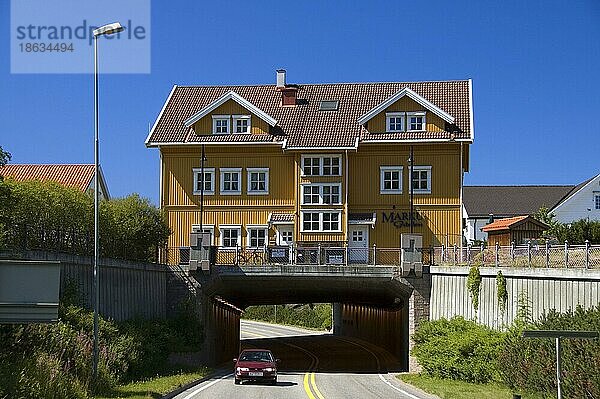 Haus über Straße  Elverum  Hedmark  Norwegen  Europa