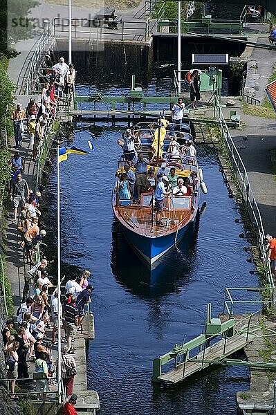 Boot auf Kanal in Schleuse  Dalsland  Dalslands  Haverud  Schweden  Europa