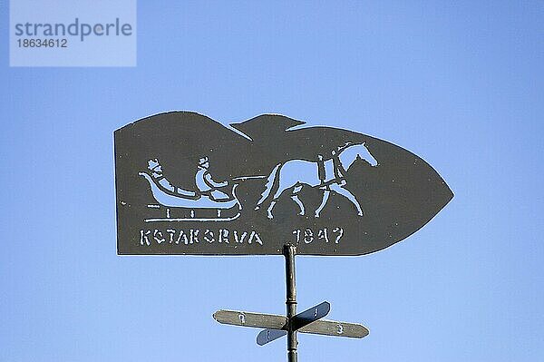 Schild mit Pferdeschlitten zeigt nach Norden  Torassieppi  Lappland  Finnland  Europa