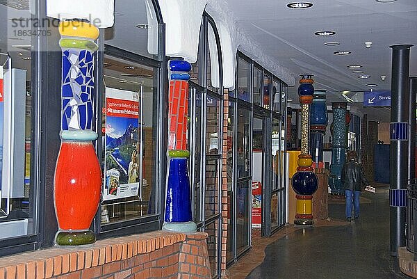 Säulen im Hundertwasser-Bahnhof  bahnhof  Architekt Friedensreich  Ülzen  Niedersachsen  Deutschland  Europa