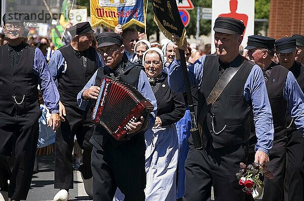 Umzug vom Schützenverein  Tanzkreis Wunstorf  mit Partnergruppe aus den Niederlanden  Hannover  Niedersachsen  Deutschland  Schützenfest  Musik  musizieren  Europa