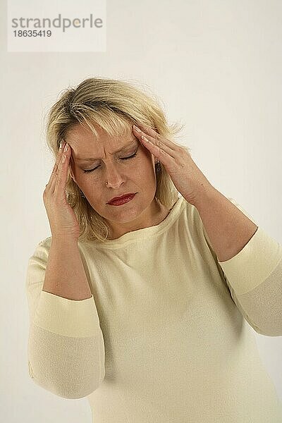 Frau mit Kopfschmerzen  Kopfschmerz  Kopfweh  Migräne