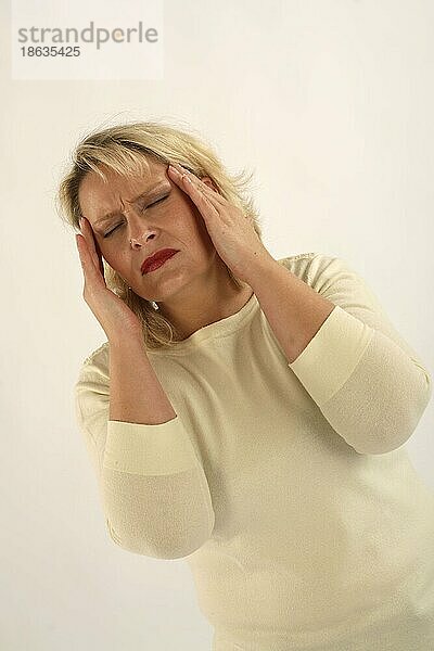 Frau mit Kopfschmerzen  Kopfschmerz  Kopfweh  Migräne