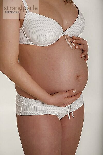 Schwangere Frau hält ihren Bauch  Babybauch