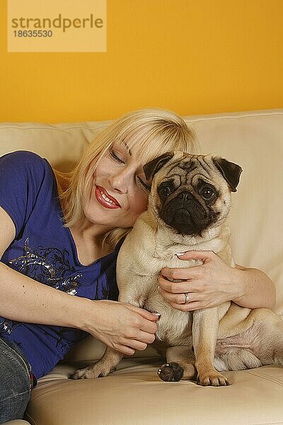 Frau mit Mops auf Sofa  Jennifer Többen  kraus