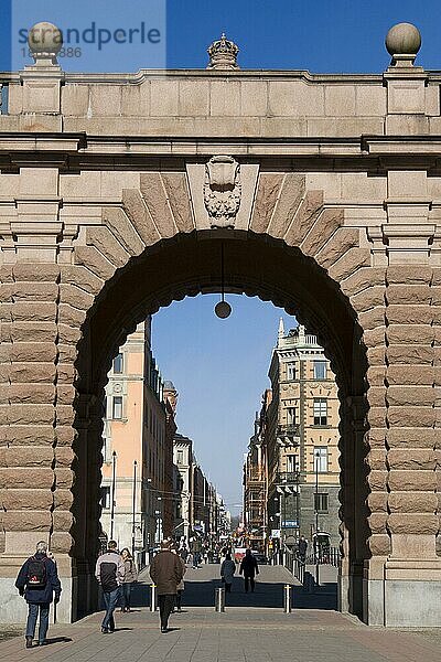 Torbogen  Blick auf Einkaufsstrasse Drottninggatan  Stockholm  Schweden  Europa