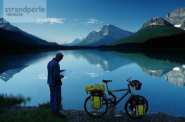 Fahrradfahrer am Lower Waterfowl Lake  Banff Nationalpark  Alberta  Kanada  Nordamerika