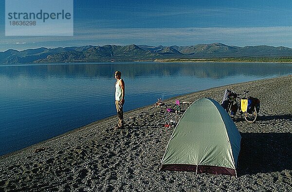 Fahrradfahrer mit Zelt  Kluane Lake  Yukon  Alaska  USA  Nordamerika