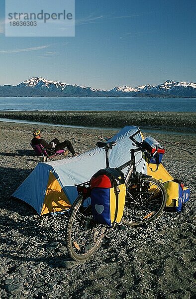 Man mit Zelt und Fahrrad an der Kachemak-Bucht  Alaska  USA  Nordamerika