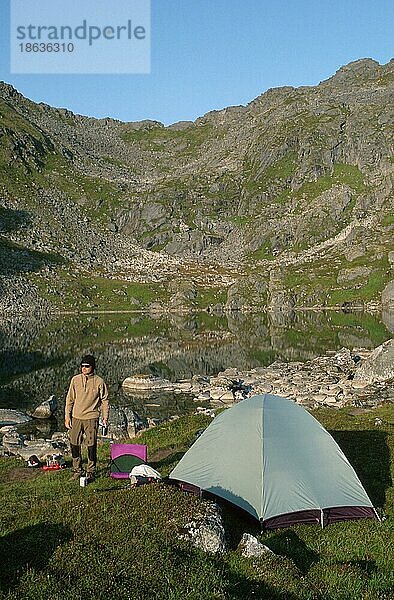Wanderer mit Zelt am See  Hatcher Pass  Palmer  Alaska  USA  Nordamerika