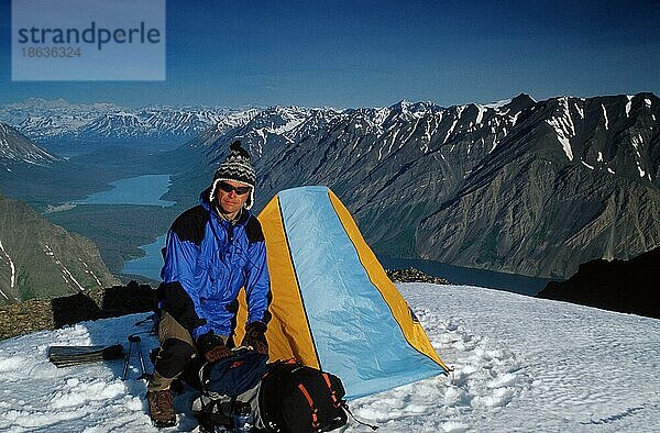 Wanderer mit Zelt im Gebirge  Kluane Nationalpark  Yukon  Kanada  Nordamerika