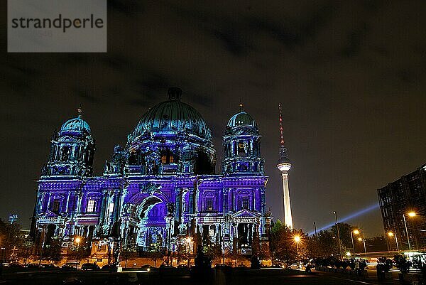 Berliner Dom bei Nacht  Lichterfest  Berlin  Deutschland  Europa