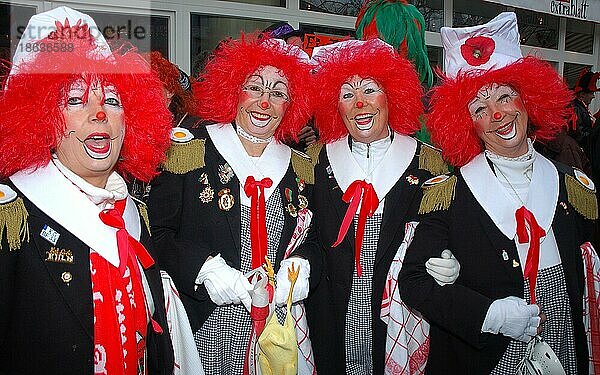 Frauen verkleidet als Clowns  Karneval  Weiberfastnacht  Alter Markt  Köln  Nordrhein-Westfalen  Deutschland  Europa