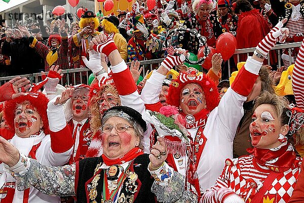 Karneval  Weiberfastnacht  Alter Markt  Köln  Nordrhein-Westfalen  Deutschland  Europa