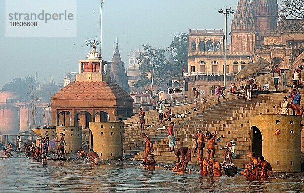 Hinduistische Pilger waschen sich im Ganges  bei Varanasi  Indien  Asien