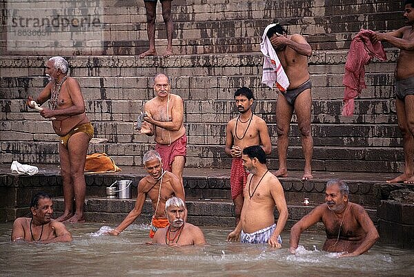 Hinduistische Pilger waschen sich im Ganges  bei Varanasi  Indien  Asien