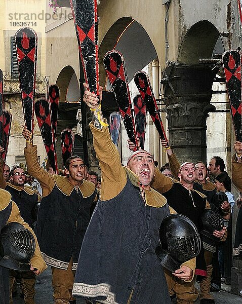 Festzug  Festival Gioce del Ponte  Pisa  Toskana  historisch  mittelalterlich  Italien  Europa