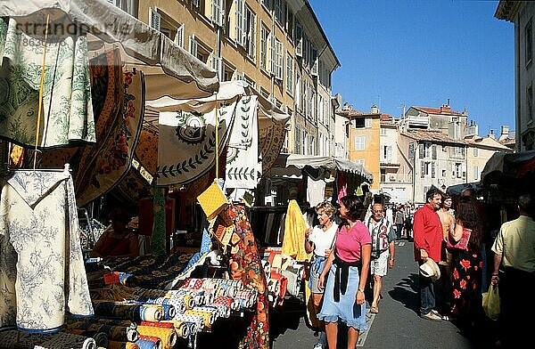 Market  Aix-en-Provence  Bouches-du-Rhone  Provence  Southern France  Marktstand mit Stoffen  Südfrankreich  Querformat  horizontal  Menschen  people  Gruppen  groups  Straßenszene  streets...