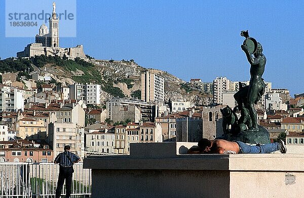 View on Notre-Dame-de-la-Garde from the old harbour  Marseille  Provence  Southern France  Blick auf Notre-Dame-de-la-Garde vom alten Hafen  Cote D'Azur  Südfrankreich  Querformat  horizontal  Stadtansicht  Stadtbi...