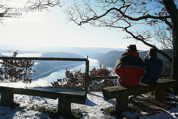 People resting on bench with view on lake  national park Kellerwald  Hessen Germany  Menschen rasten auf Bank mit Blick auf den Edersee  Nationalpark Kellerwald  Hessen  Landschaften  landscapes  Schnee  snow  Winter  Querf...  Deutschland  Europa