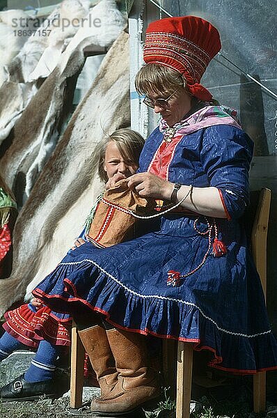 Frau mit Kind in tradioneller Kleidung  Varanger-Halbinsel  Samen  Norwegen  Europa