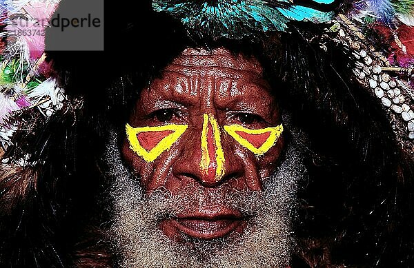 Huli warrior  Papua-Ne  Asia  Querformat  horizontal  Menschen  people  Mann  man  Porträt  portrait  Guinea  Papua-Neuguinea  Ozeanien