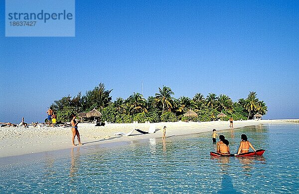 People on beach  Maayafushi  Ari Atoll  Maldives  Menschen am Strand  tropischer Strand  asia  Querformat  horizontal  Gruppen  groups  Malediven  Asien