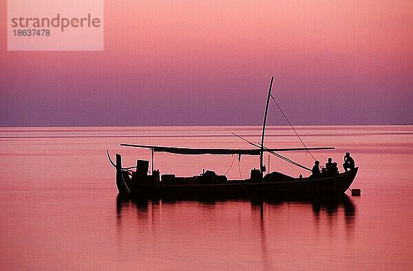 Fishing boat  Maldives  Fischerboot  Asia  Silhouette  Stimmung  mood  Querformat  horizontal  Dämmerung  dusk/twilight/dawn  Malediven  Asien