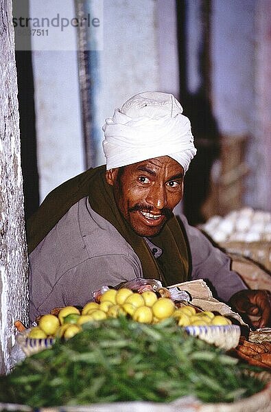 Vegetable seller  Hurghada  Egpyt  Gemüsehändler  Aegpyten  Gemüsehändler  Menschen  people  Mann  man  Markt  market