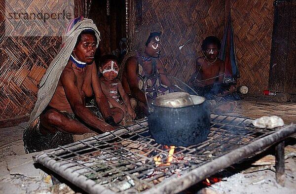 Huli women and children doing the cooking  Tari  Papua New-Guinea  Huli-Frauen und Kinder beim Kochen  asia  Menschen  people  woman  Querformat  horizontal  arbeiten  working  Gruppen  groups  innen  Papua-Neuguinea  Ozeanien