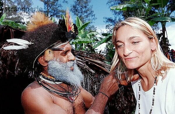 Huli man with tourist  Tari  Papua New-Guinea  Huli-Perueckenmann und Touristin  Asia  Menschen  people  Querformat  horizontal  Frau  woman  Papua-Neuguinea  Ozeanien