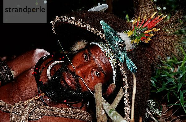 Huli man resting  Tari  Papua New-Guinea  Huli-Perueckenmann ruhend auf Schlafgestell  Asia  Menschen  people  Querformat  horizontal  Mann  Papua-Neuguinea  Ozeanien