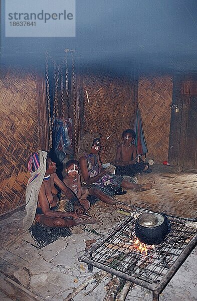 Huli women and children doing the cooking  Tari  Papua New-Guinea  Huli-Frauen und Kinder beim Kochen  asia  Menschen  people  woman  innen  Gruppen  groups  Papua-Neuguinea  Ozeanien
