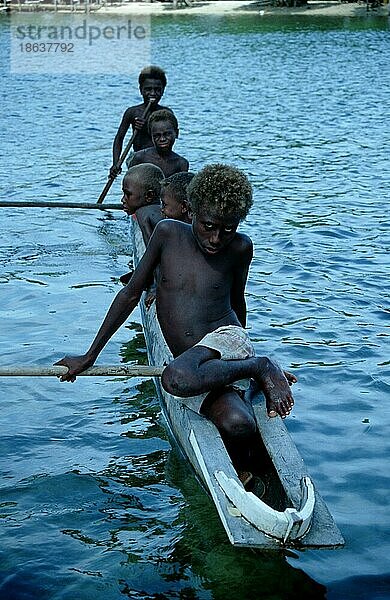 Papua children in boat  New Irleand  Papua-Ne  asia  Menschen  people  Gruppen  groups  Guinea  Papua-Neuguinea  Ozeanien