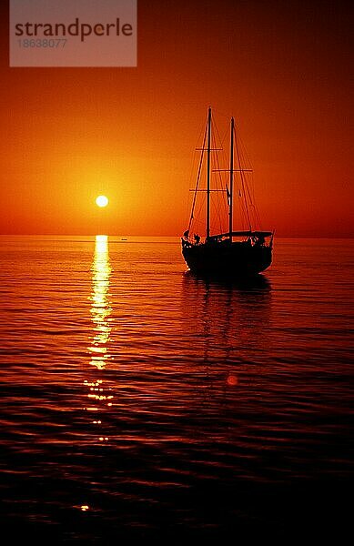 Sailing ship at sunset  Hurghada  Red Sea  Egypt  Segelschiff bei Sonnenuntergang  Hurghada  Rotes Meer  Ägypten  Afrika