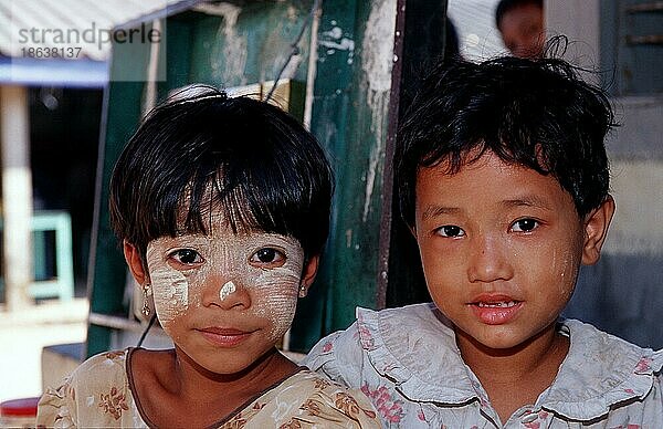 Girls with face pack  Kawthaung  Burma  Myanmar  Mädchen mit Gesichtsbemalung  Kawthaung  Birma  Myanmar  Asien