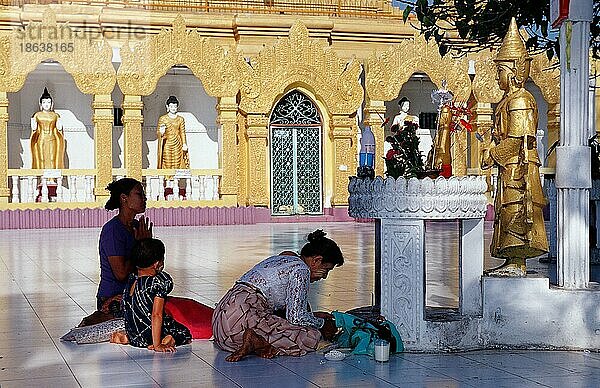 Women and children praying at temple  Kawthaung  Burma  Myanmar  Frauen und Kinder beten in Tempel  Kawthaung  Birma  Myanmar  Asien