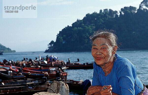Alte Frau an der Küste  Kawthaung  Burma  Myanmar  Asien