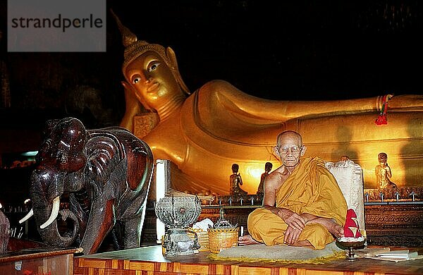 Mönch und liegender Buddha  Khuha Sawan Höhle  Phuket  Phangnga  Thailand  Asien