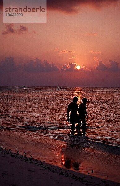 Touristen am Strand bei Sonnenuntergang  Lhaviyani Atoll  Kuredu Insel  Malediven  Asien