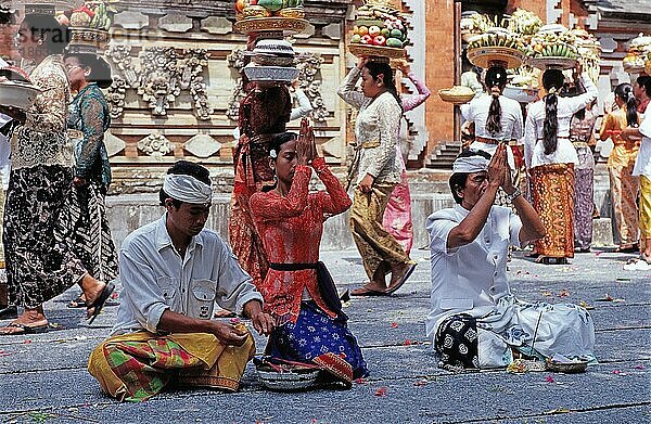 Betende Menschen  Hindu-Tempel Ubud  Bali  Indonesien  Asien