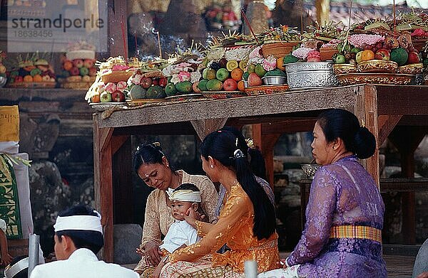 Frauen mit Kind und Opfergaben  Hindu-Tempel Ubud  Bali  Indonesien  Asien