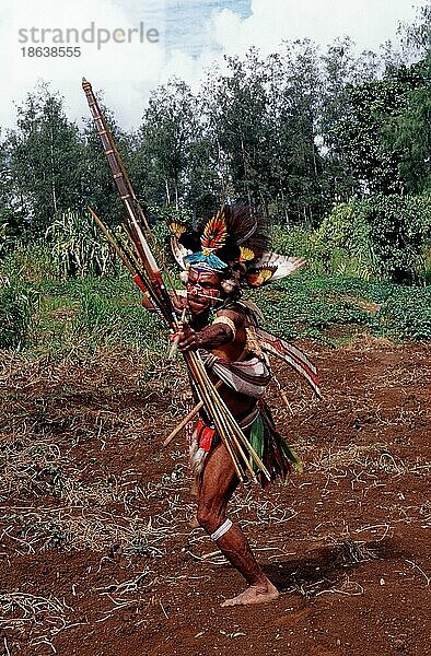 Huli-Perueckenmann mit Bogen  Tari  Huli-Perückenmann  Papua-Neuguinea  Ozeanien