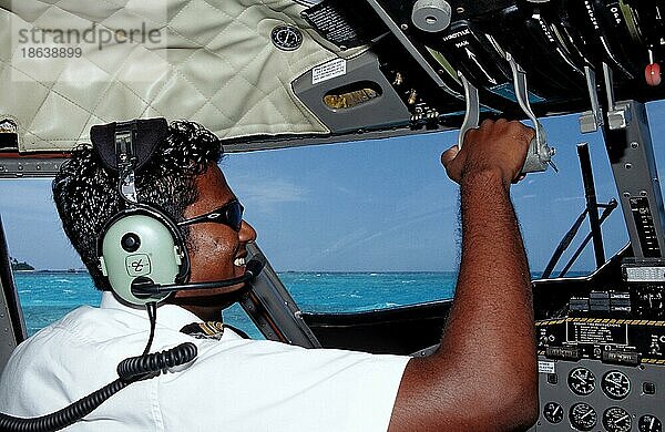 Pilot in Wasserflugzeug  Meemu-Atoll  Wassertaxi  Malediven  Asien